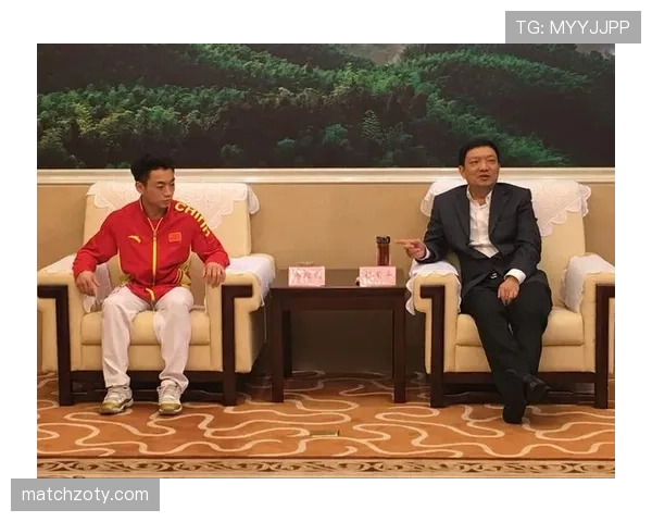 邹敬园家里摆满奖杯，邻居以为开了个小博物馆