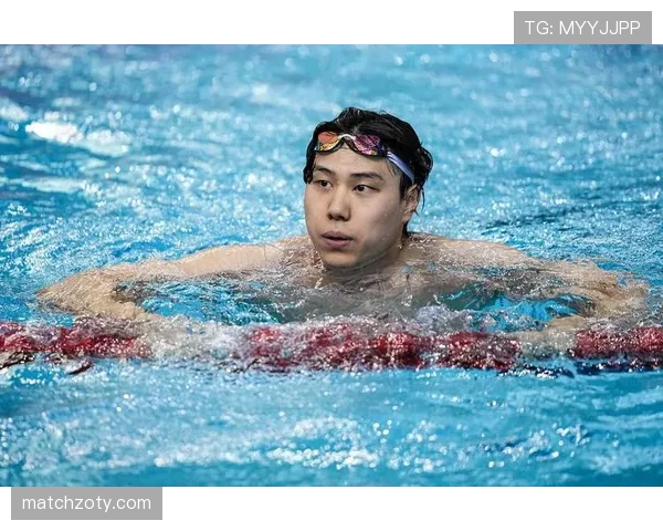 覃海洋比赛结束后坐地上发呆，这么拼的球星私下竟然爱穿拖鞋？